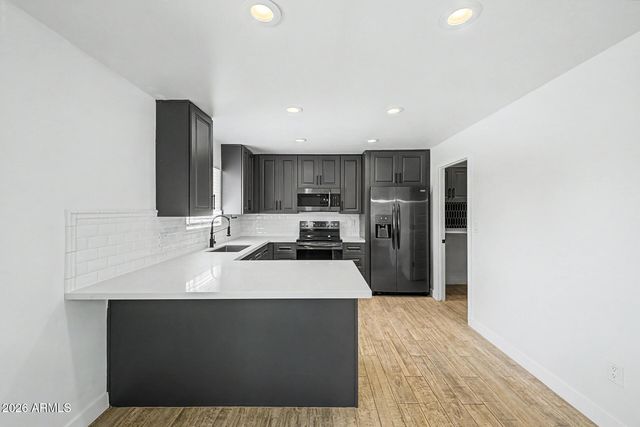 5813 S COLLEGE Avenue, Tempe, AZ 85283