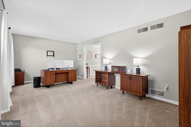 570 JAMES DR, Harrisburg, PA 17112