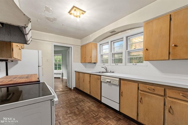 41 Beacon Hill Road, Grosse Pointe Farms, MI 48236