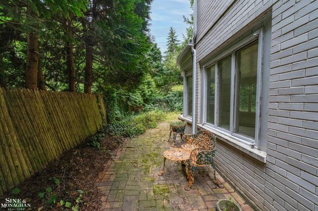 41 Beacon Hill Road, Grosse Pointe Farms, MI 48236