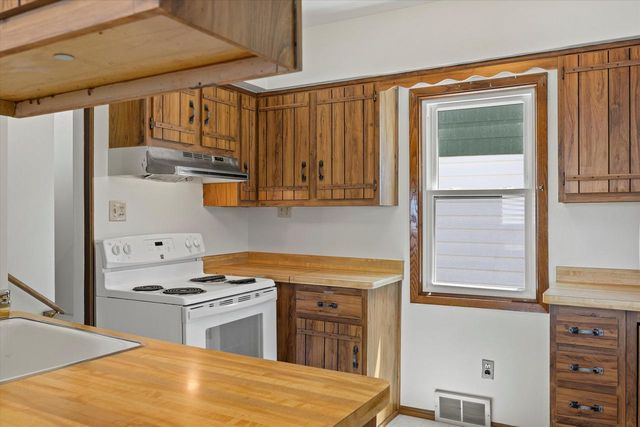 3265 S Swain COURT, Milwaukee, WI 53207