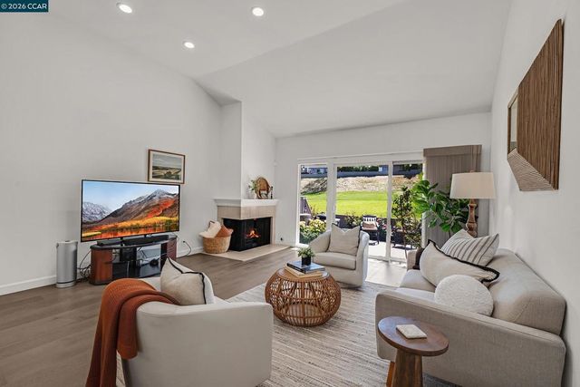 692 Silver Lake Dr, Danville, CA 94526