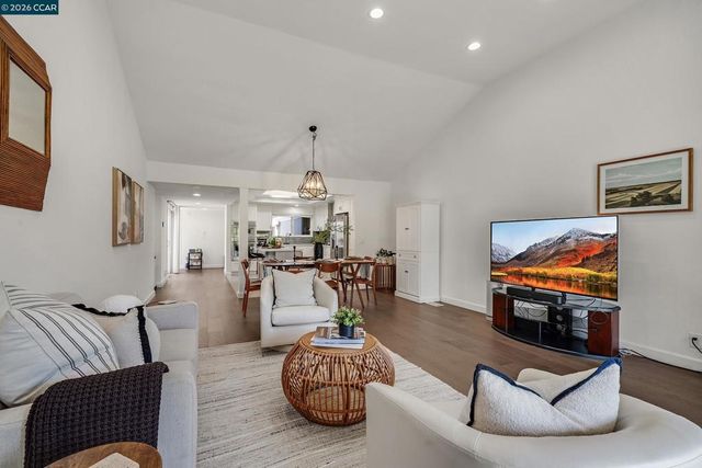 692 Silver Lake Dr, Danville, CA 94526