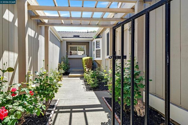 692 Silver Lake Dr, Danville, CA 94526