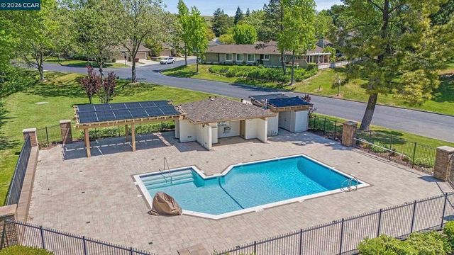 692 Silver Lake Dr, Danville, CA 94526