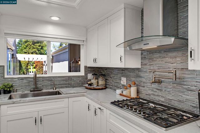 692 Silver Lake Dr, Danville, CA 94526