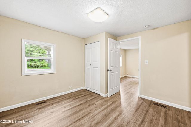 5404 Bruce Ave, Louisville, KY 40214