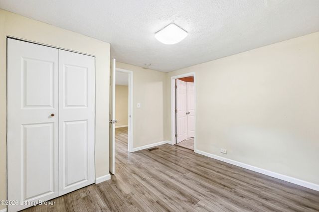 5404 Bruce Ave, Louisville, KY 40214