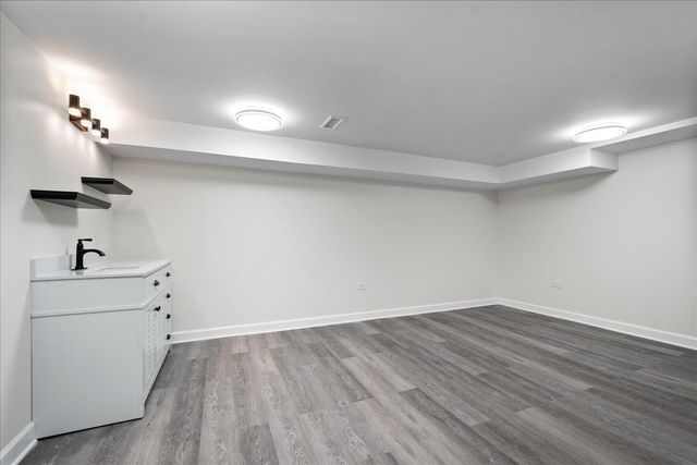 7241 N Mcvicker Avenue, Chicago, IL 60646