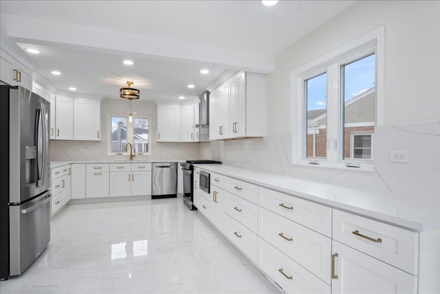 7241 N Mcvicker Avenue, Chicago, IL 60646