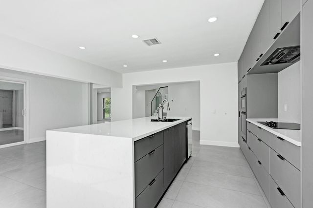 6700 E Tropical Way, Plantation, FL 33317