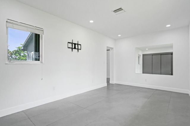 6700 E Tropical Way, Plantation, FL 33317