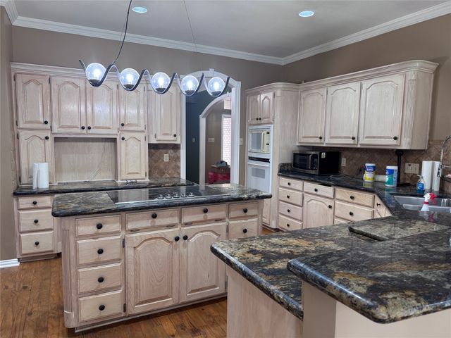 1704 S Bowen Road, Pantego, TX 76013