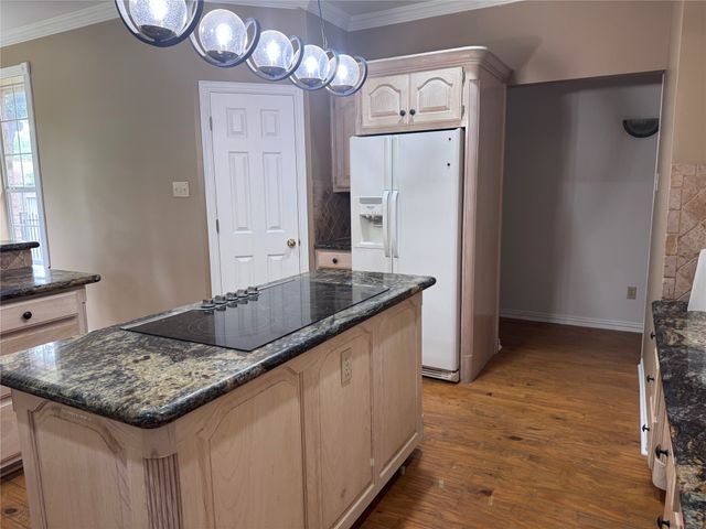 1704 S Bowen Road, Pantego, TX 76013