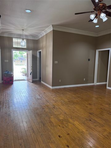 1704 S Bowen Road, Pantego, TX 76013