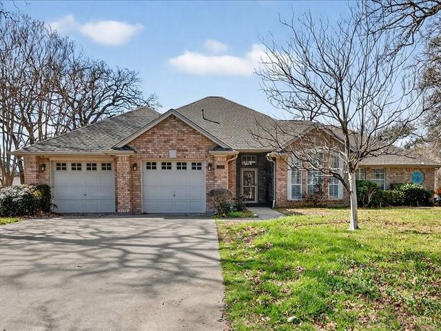 1704 S Bowen Road, Pantego, TX 76013
