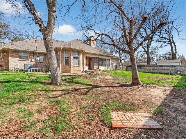 1704 S Bowen Road, Pantego, TX 76013