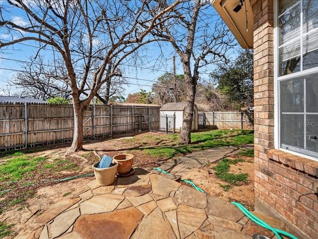 1704 S Bowen Road, Pantego, TX 76013