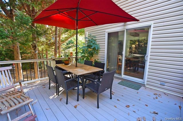 64 Glen Road, Baiting Hollow, NY 11933