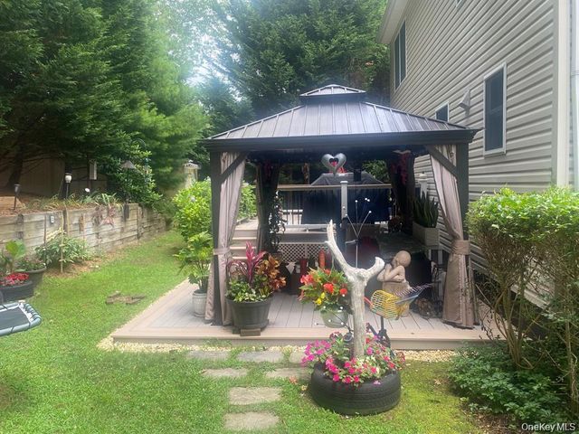 64 Glen Road, Baiting Hollow, NY 11933