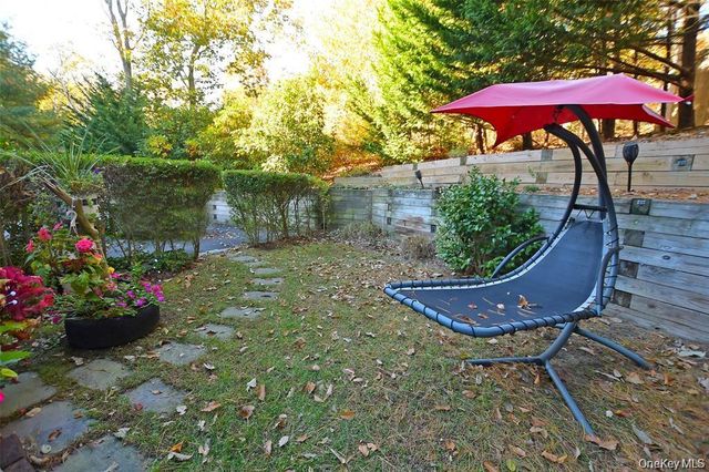 64 Glen Road, Baiting Hollow, NY 11933
