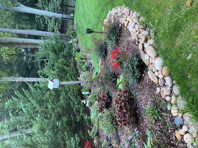 64 Glen Road, Baiting Hollow, NY 11933