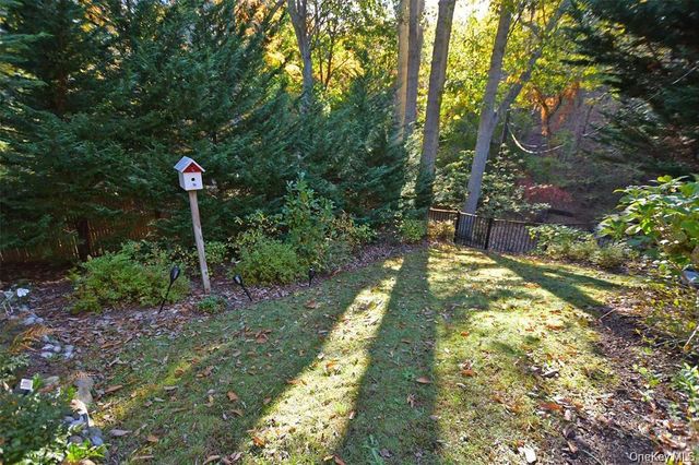 64 Glen Road, Baiting Hollow, NY 11933