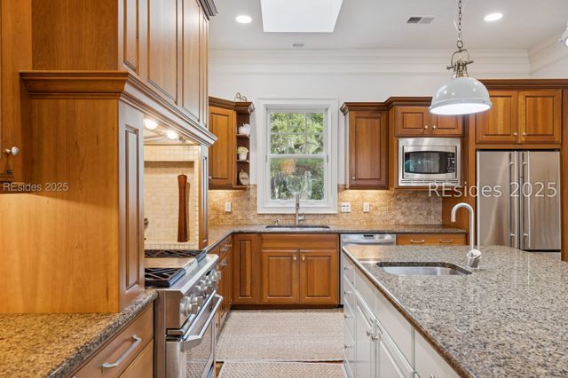 7 Willow Oak Rd W, Hilton Head Island, SC 29928