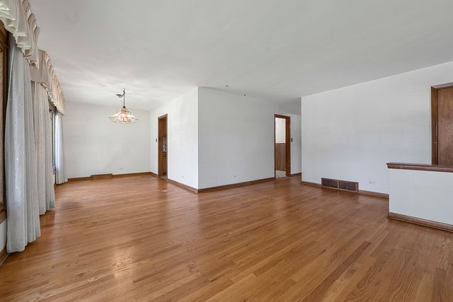 10042 Lamon Avenue, Skokie, IL 60077