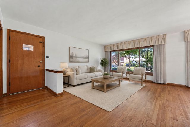 10042 Lamon Avenue, Skokie, IL 60077