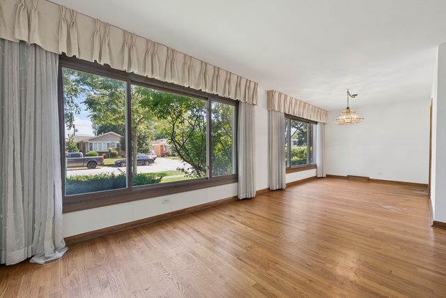 10042 Lamon Avenue, Skokie, IL 60077