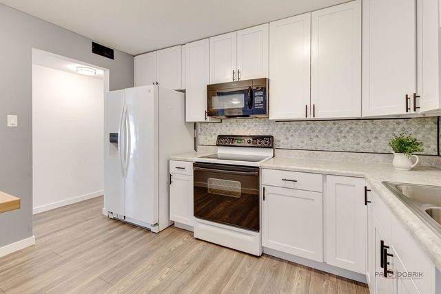 800 Brook Drive 1, Streamwood, IL 60107