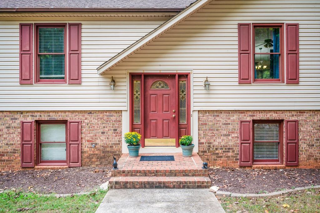 1031 Maple Leaf Ct, Forest, VA 24551