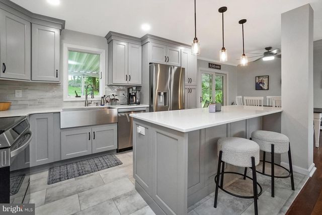 816 SPRING CITY RD, Phoenixville, PA 19460