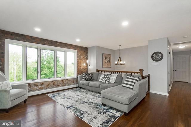 816 SPRING CITY RD, Phoenixville, PA 19460