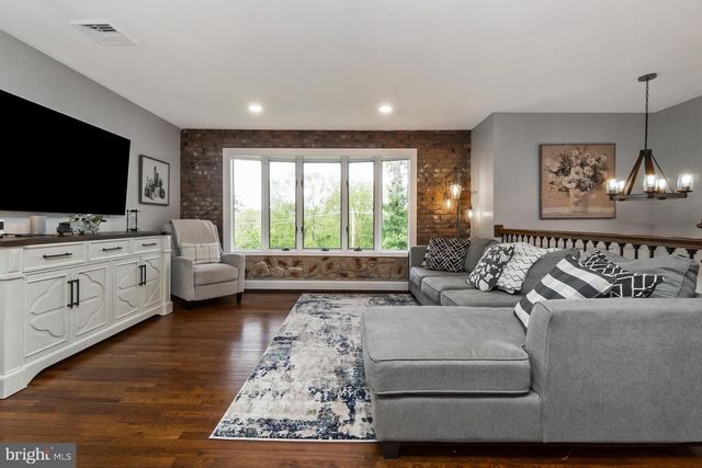 816 SPRING CITY RD, Phoenixville, PA 19460