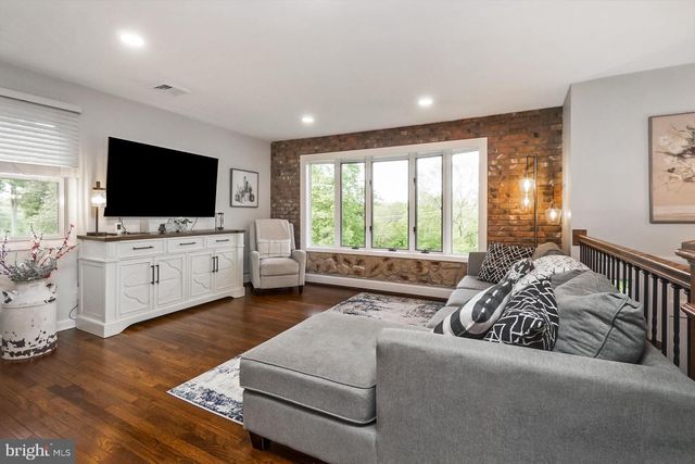 816 SPRING CITY RD, Phoenixville, PA 19460