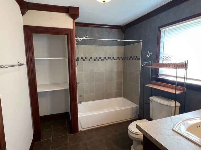 652 S State Street, Hobart, IN 46342