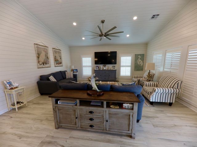 4008 Carly Ln, Grand Isle, LA 70358