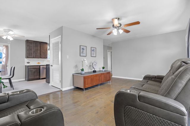 403 Arrowhead Trail, Carol Stream, IL 60188