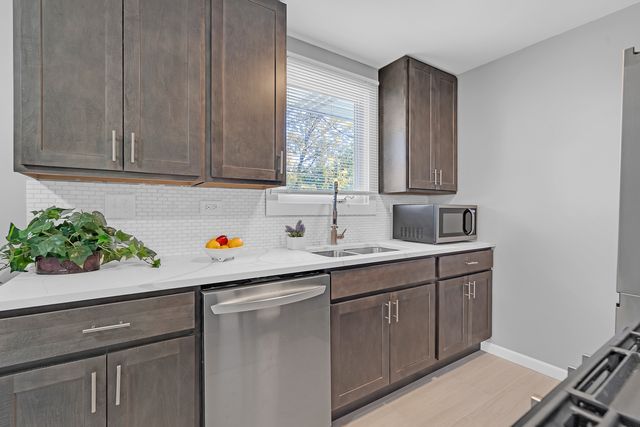 403 Arrowhead Trail, Carol Stream, IL 60188