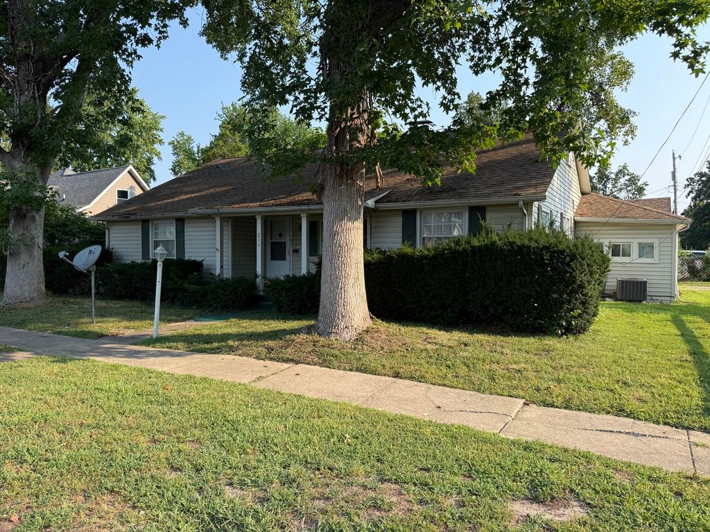 Image 1 of property listing at 810 E 7th Street, Centralia, IL 62801