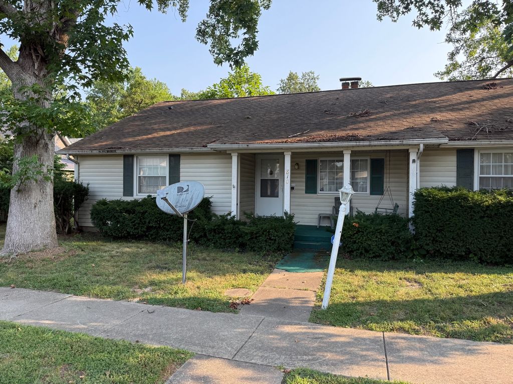 Image 2 of property listing at 810 E 7th Street, Centralia, IL 62801