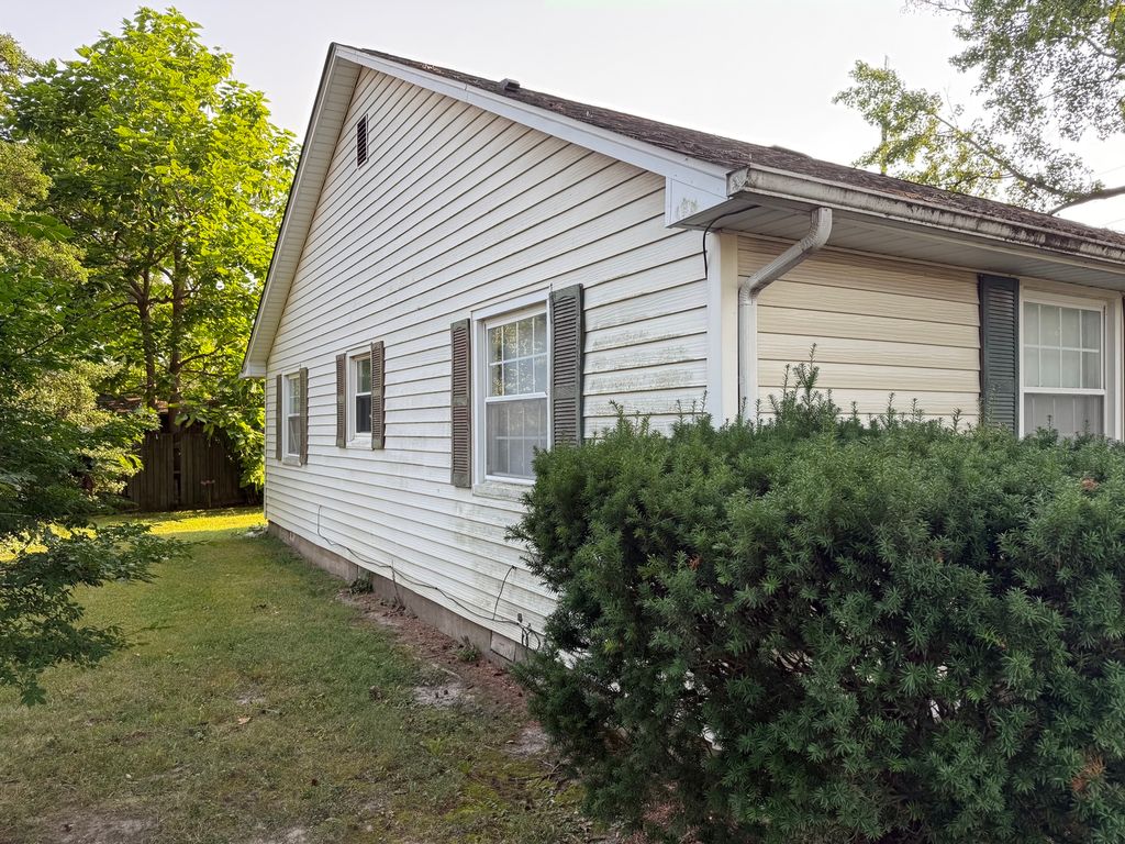 Image 13 of property listing at 810 E 7th Street, Centralia, IL 62801