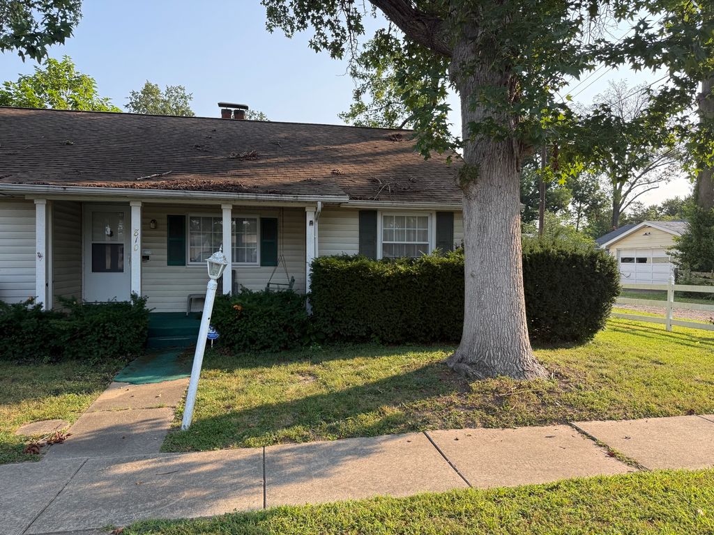 Image 3 of property listing at 810 E 7th Street, Centralia, IL 62801