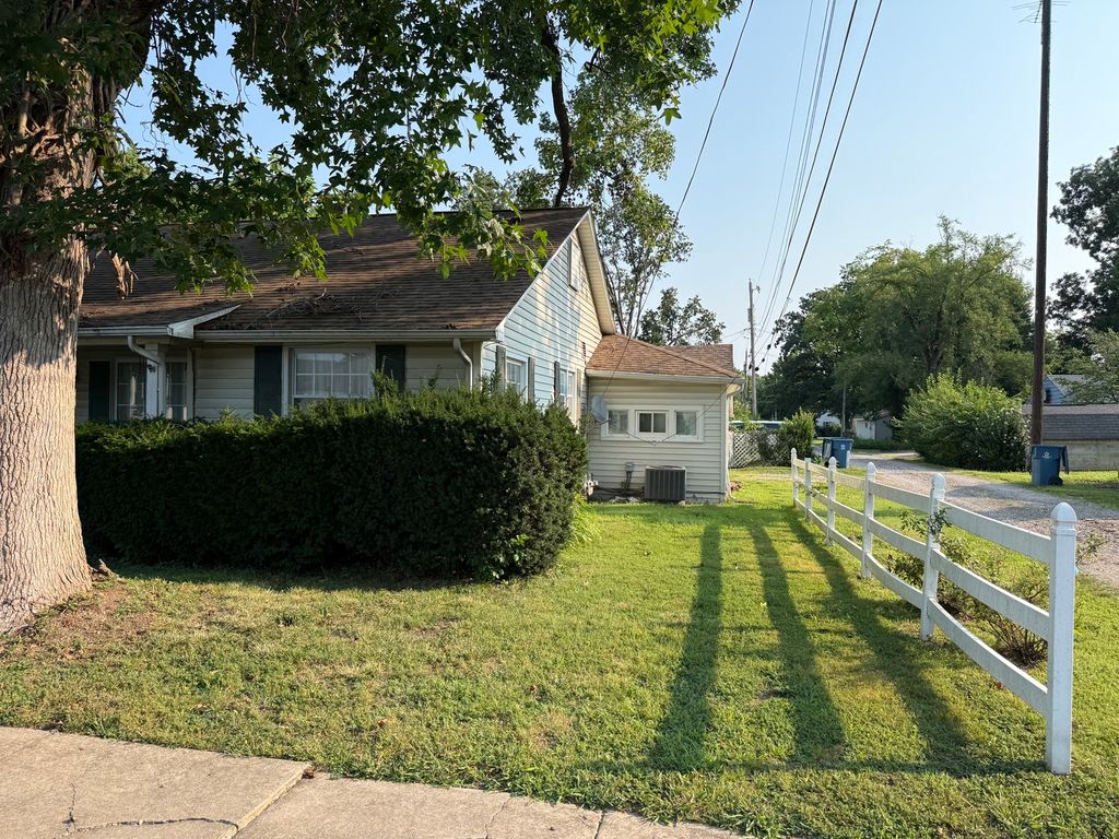 Image 4 of property listing at 810 E 7th Street, Centralia, IL 62801