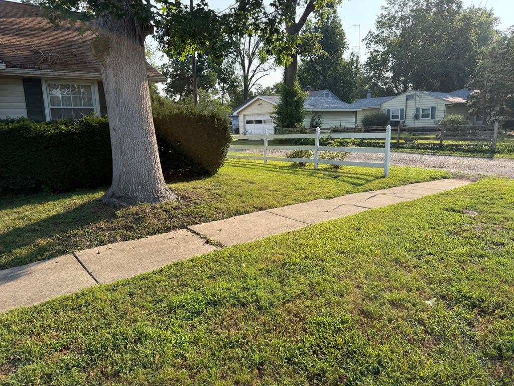 Image 5 of property listing at 810 E 7th Street, Centralia, IL 62801