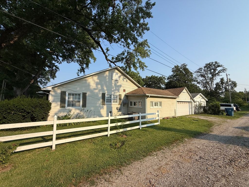 Image 7 of property listing at 810 E 7th Street, Centralia, IL 62801