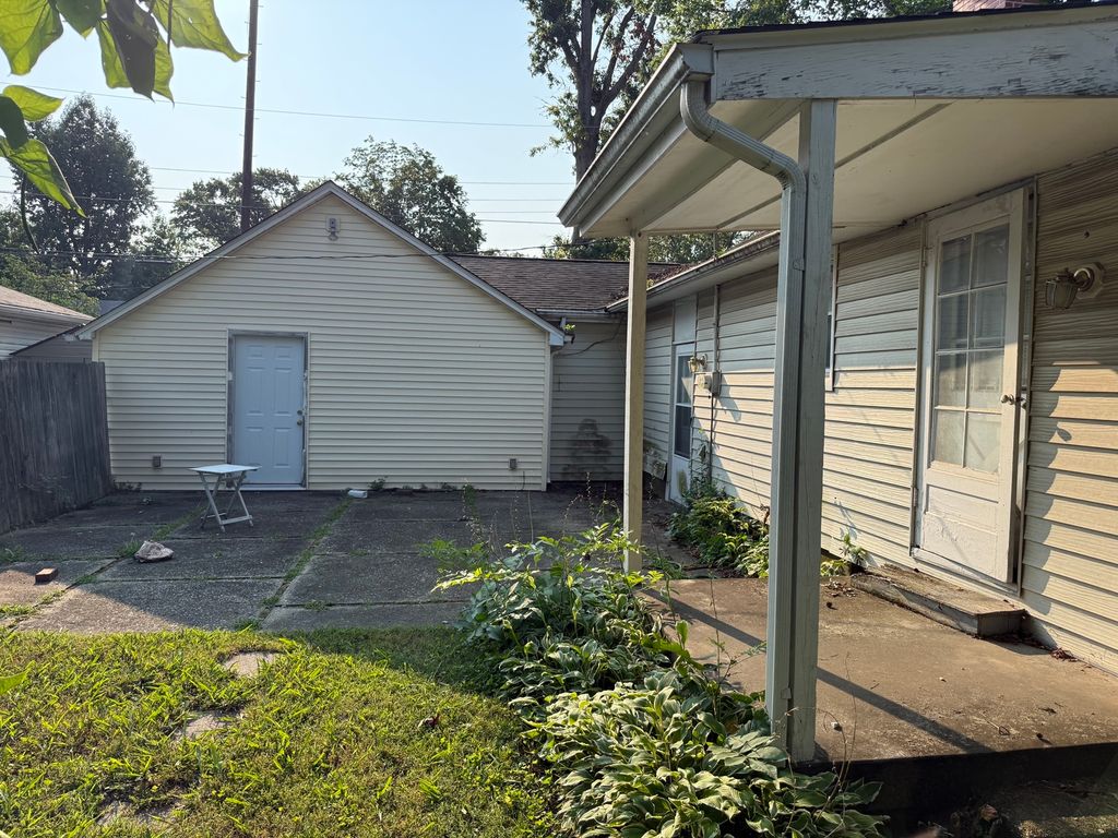 Image 8 of property listing at 810 E 7th Street, Centralia, IL 62801