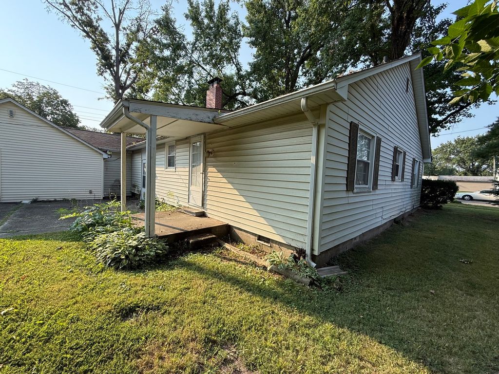Image 9 of property listing at 810 E 7th Street, Centralia, IL 62801